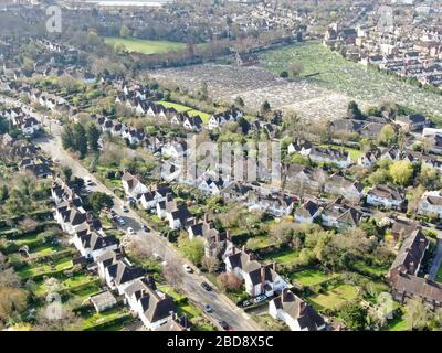 Vue aérienne de la banlieue Hampstead Garden et du cottage typique de la maison, une banlieue élevée de Londres. Banque D'Images
