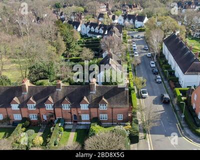 Vue aérienne de la banlieue Hampstead Garden et du cottage typique de la maison, une banlieue élevée de Londres. Banque D'Images