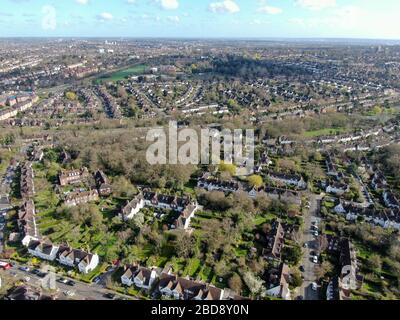 Vue aérienne de la banlieue Hampstead Garden et du cottage typique de la maison, une banlieue élevée de Londres. Banque D'Images