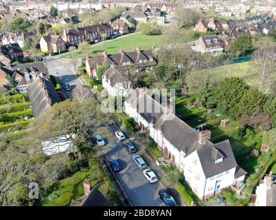 Vue aérienne de la banlieue Hampstead Garden et du cottage typique de la maison, une banlieue élevée de Londres. Banque D'Images