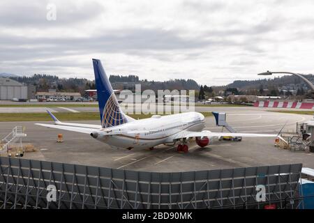 Un avion 737 MAX mis à la terre pour United Airlines stationné à Renton Field à Renton, Washington, le 7 avril 2020. En raison de l'évaluation actuelle de la propagation du virus COVID-19 et de la fiabilité de la chaîne d'approvisionnement, Boeing a prolongé jusqu'à nouvel ordre la suspension temporaire des opérations de production dans toute la région de Puget Sound, les sites de Moses Lake et 787 Operations en Caroline du Sud. Banque D'Images