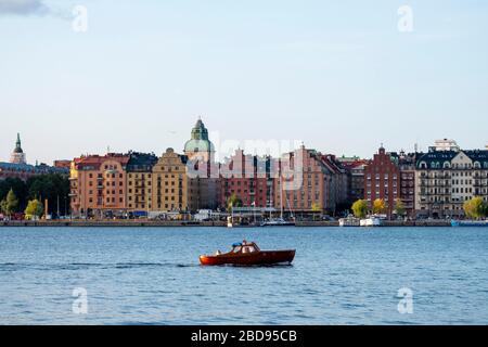 Petit bateau à moteur sur le front de mer à Stockholm, Suède, Europe Banque D'Images