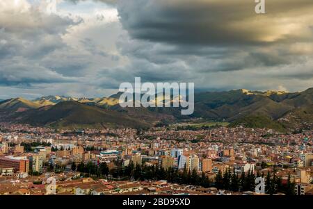 Panorama aérien du ciel pluvieux nuageux de Cusco, le centre-ville de Wanchaq et l'Avenida de la Cultura, tiré pendant la quarantaine du coronavirus Banque D'Images