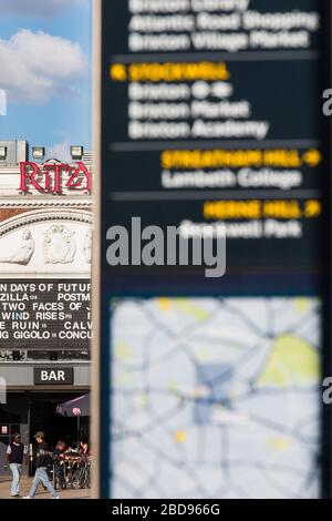 Carte et signalisation lisibles de Londres, ainsi que cinéma et café, cinéma 1911 restauré avec café et bar, avec un programme varié sur plusieurs écrans Banque D'Images