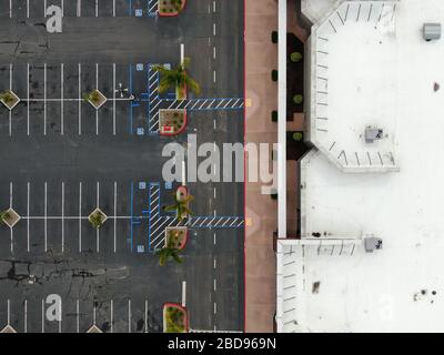 Vue aérienne du parking vide du centre commercial pendant la pandémie COVID-19. Virus du coronavirus et concept d'achat de panique Banque D'Images