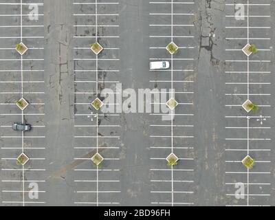 Vue aérienne du parking vide du centre commercial pendant la pandémie COVID-19. Virus du coronavirus et concept d'achat de panique Banque D'Images