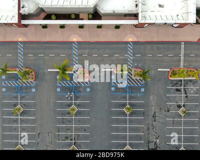 Vue aérienne du parking vide du centre commercial pendant la pandémie COVID-19. Virus du coronavirus et concept d'achat de panique. San Diego, États-Unis, 22 mars 2020 Banque D'Images