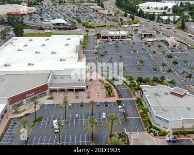 Vue aérienne du parking vide du centre commercial pendant la pandémie COVID-19. Virus du coronavirus et concept d'achat de panique. San Diego, États-Unis, 22 mars 2020 Banque D'Images