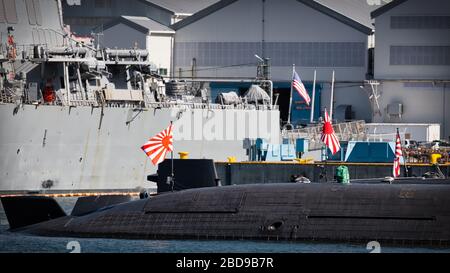 Les sous-marins de la Force maritime d’autodéfense du Japon partagent le quai avec un destroyer de la Marine américaine dans le port de Yokosuka, au Japon. Banque D'Images