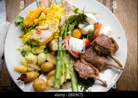 Poulet, pommes de terre d'agneau et asperges sur une assiette Banque D'Images