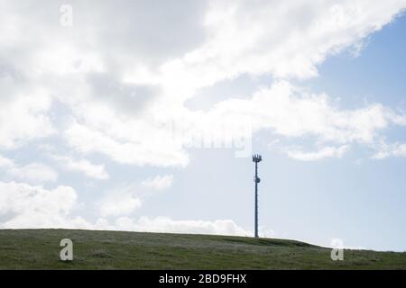 Paysage de la tour de téléphone mobile sur terre ferme avec ciel et nuages dans le fond, situé à Inverloch Australie Banque D'Images