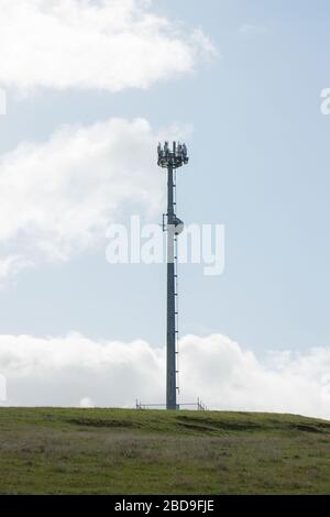 Téléphone mobile tour cellulaire sur l'herbe avec ciel et nuages derrière, situé à Inverloch Victoria Australie Banque D'Images
