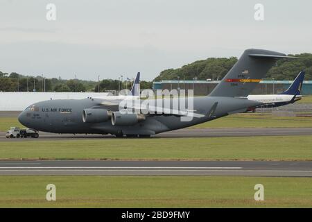 05-5154, un Boeing C-17 A Globemaster III exploité par la United States Air Force (USAF), à l'aéroport de Prestwick à Ayrshire. Banque D'Images