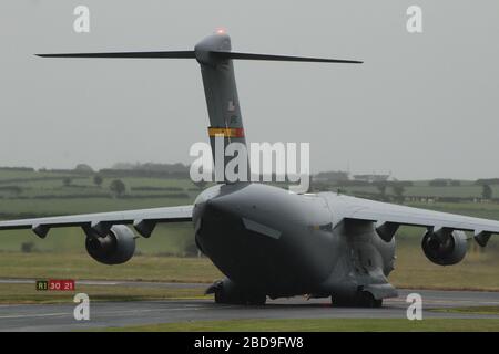 05-5154, un Boeing C-17 A Globemaster III exploité par la United States Air Force (USAF), à l'aéroport de Prestwick à Ayrshire. Banque D'Images