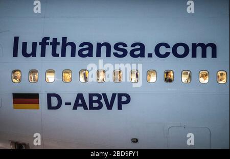 08 avril 2020, Hessen, Francfort-sur-le-Main: Les passagers attendent dans la cabine d'un Boeing 747 de Lufthansa après avoir atterri à l'aéroport de Francfort pour pouvoir quitter l'avion en petits groupes. Avec un total d'un peu moins de 350 passagers et membres d'équipage, l'avion avait retiré 25 heures plus tôt en Nouvelle-Zélande pour ramener en Allemagne les personnes qui y étaient bloquées en raison de la pandémie de corona. Plusieurs autres avions doivent suivre dans les jours à venir. Photo: Boris Roessler/dpa Banque D'Images