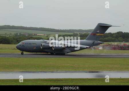 05-5154, un Boeing C-17 A Globemaster III exploité par la United States Air Force (USAF), à l'aéroport de Prestwick à Ayrshire. Banque D'Images