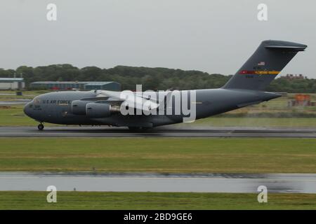 05-5154, un Boeing C-17 A Globemaster III exploité par la United States Air Force (USAF), à l'aéroport de Prestwick à Ayrshire. Banque D'Images