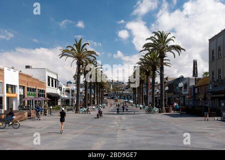 Boutiques de l'avenue Pier dans le centre-ville de Hermosa Beach sur l'océan de Californie du Sud Banque D'Images