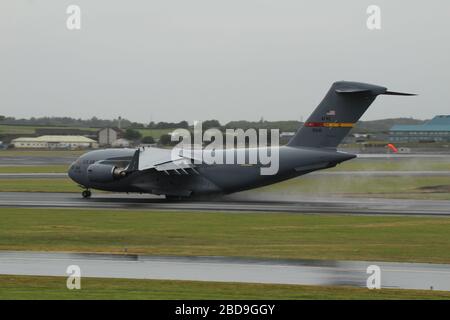 05-5154, un Boeing C-17 A Globemaster III exploité par la United States Air Force (USAF), à l'aéroport de Prestwick à Ayrshire. Banque D'Images