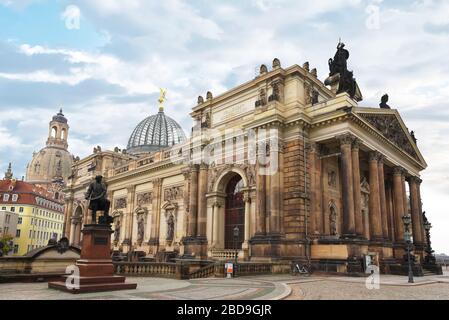 Dresden Allemagne - 29 octobre 2019: Vue latérale de l'Académie des Beaux-Arts de Dresde, bâtiment situé sur la terrasse de Bruehl Banque D'Images