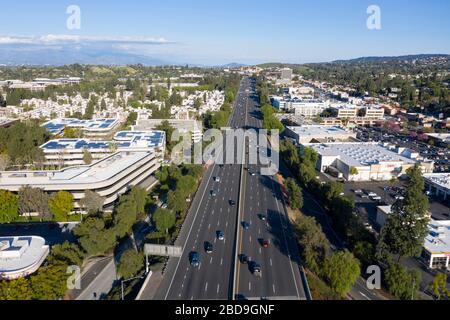 Vue aérienne de l'autoroute 101 à Woodland Hills, Los Angeles, Californie Banque D'Images
