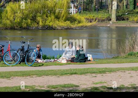 Profiter du soleil dans UN groupe au Parc d'Oosterpark pendant l'éclosion de Corona à Amsterdam Pays-Bas 2020 Banque D'Images