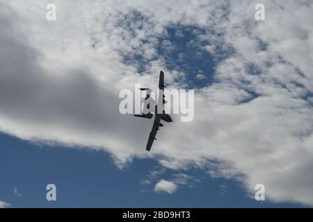 Une force aérienne américaine A-10 Thunderbolt II, affectée à L'équipe de démonstration A-10 C Thunderbolt II, survole la base aérienne Davis-Monthan, Arizona, le 28 février 2020. La mission principale de Thunderbolt II A-10 est un support aérien étroit. (ÉTATS-UNIS Photo de la Force aérienne par le 2ème lieutenant Casey E. Bell) Banque D'Images