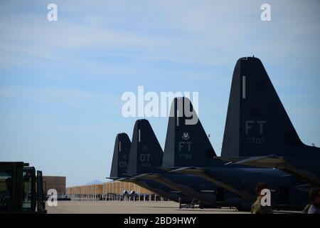 Quatre membres de la Force aérienne américaine HC-130 J combat King IIS sont assis sur la ligne de vol de la base aérienne Davis-Monthan, Ariz., 6 avril 2020. Le HC-130 J est une plate-forme capable d'exécuter diverses missions de sauvetage. (ÉTATS-UNIS Photo de la Force aérienne par Airman 1ère classe Jacob T. Stephens) Banque D'Images