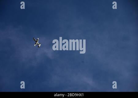 Un A-10 Thunderbolt II survole la base aérienne Davis-Monthan, Ariz., 6 avril 2020. L'A-10 effectue une variété de missions, y compris un soutien aérien étroit et des opérations de recherche et de sauvetage de combat. (ÉTATS-UNIS Photo de la Force aérienne par Airman 1ère classe Jacob T. Stephens) Banque D'Images