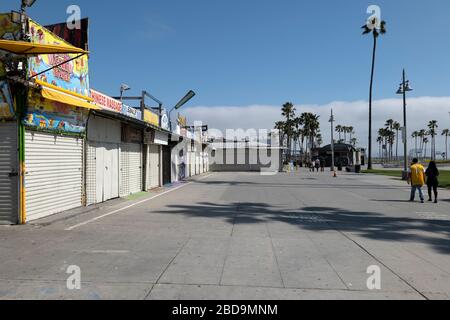 Venice Beach, CA/USA - 1 avril 2020: Les vendeurs de la promenade de Venise sont embarqués pendant la quarantaine du coronavirus Banque D'Images