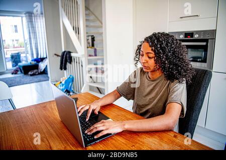 Rotterdam, Pays-Bas. 7 avril 2020. Une femme travaille chez elle. Le gouvernement néerlandais a commandé la fermeture de toutes les écoles et de tous les bureaux jusqu'à nouvel ordre afin de contrôler la propagation du Coronavirus COVID-19. Les étudiants doivent être scolarisés à la maison avec des moyens numériques tels que des ordinateurs portables, des tablettes numériques ou des téléphones mobiles. Crédit: SOPA Images Limited/Alay Live News Banque D'Images
