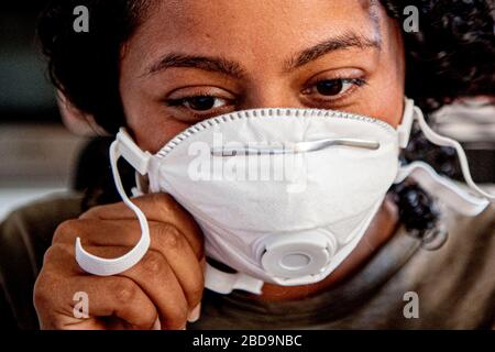 Rotterdam, Pays-Bas. 7 avril 2020. Une femme portant un masque de visage comme mesure de protection travaille à sa maison.le gouvernement néerlandais a commandé la fermeture de toutes les écoles et de tous les bureaux jusqu'à nouvel ordre afin de contrôler la propagation du Coronavirus COVID-19. Les étudiants doivent être scolarisés à la maison avec des moyens numériques tels que des ordinateurs portables, des tablettes numériques ou des téléphones mobiles. Crédit: SOPA Images Limited/Alay Live News Banque D'Images