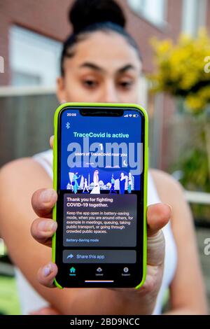 Rotterdam, Pays-Bas. 7 avril 2020. Le gouvernement néerlandais envisage d'utiliser l'application covid pour repérer les personnes qui entrent en contact avec les patients malades du coronavirus qui, au cas où ils quitteront leur maison, recevront un message leur informant de rester chez eux pendant 2 semaines. Cela sera fait pour freiner la propagation du covid-19. Crédit: SOPA Images Limited/Alay Live News Banque D'Images