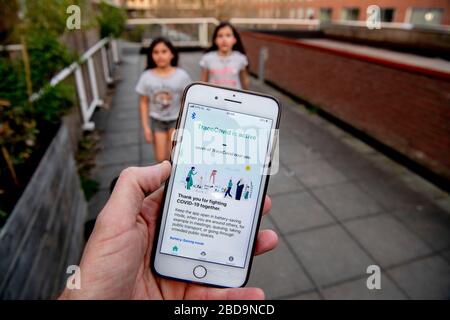 Rotterdam, Pays-Bas. 7 avril 2020. Le gouvernement néerlandais envisage d'utiliser l'application covid pour repérer les personnes qui entrent en contact avec les patients malades du coronavirus qui, au cas où ils quitteront leur maison, recevront un message leur informant de rester chez eux pendant 2 semaines. Cela sera fait pour freiner la propagation du covid-19. Crédit: SOPA Images Limited/Alay Live News Banque D'Images