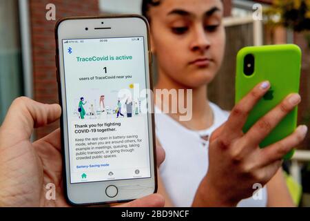 Rotterdam, Pays-Bas. 7 avril 2020. Le gouvernement néerlandais envisage d'utiliser l'application covid pour repérer les personnes qui entrent en contact avec les patients malades du coronavirus qui, au cas où ils quitteront leur maison, recevront un message leur informant de rester chez eux pendant 2 semaines. Cela sera fait pour freiner la propagation du covid-19. Crédit: SOPA Images Limited/Alay Live News Banque D'Images