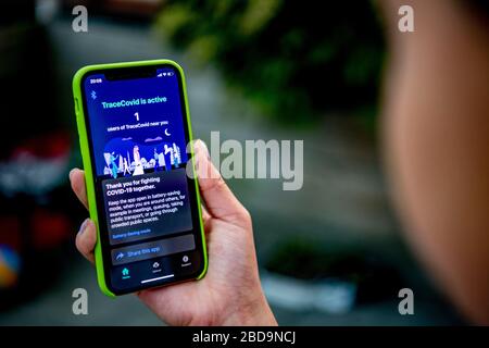 Rotterdam, Pays-Bas. 7 avril 2020. Le gouvernement néerlandais envisage d'utiliser l'application covid pour repérer les personnes qui entrent en contact avec les patients malades du coronavirus qui, au cas où ils quitteront leur maison, recevront un message leur informant de rester chez eux pendant 2 semaines. Cela sera fait pour freiner la propagation du covid-19. Crédit: SOPA Images Limited/Alay Live News Banque D'Images