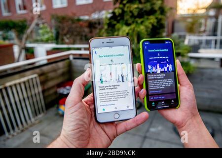 Rotterdam, Pays-Bas. 7 avril 2020. Le gouvernement néerlandais envisage d'utiliser l'application covid pour repérer les personnes qui entrent en contact avec les patients malades du coronavirus qui, au cas où ils quitteront leur maison, recevront un message leur informant de rester chez eux pendant 2 semaines. Cela sera fait pour freiner la propagation du covid-19. Crédit: SOPA Images Limited/Alay Live News Banque D'Images