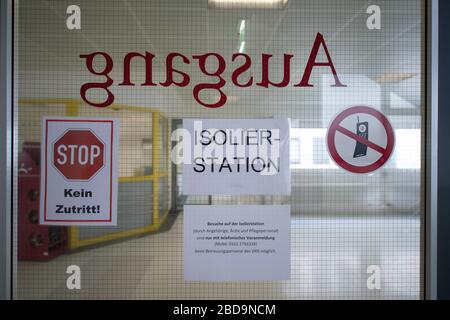 06 avril 2020, Bade-Wuerttemberg, Künzelsau: Un signe avec l'inscription "isolation paroisse" fait référence à l'isolement dans une ancienne clinique. Ici, les personnes qui n'ont pas la possibilité d'être mises en quarantaine à la maison peuvent être isolées. Photo: Sebastian Gollnow/dpa Banque D'Images