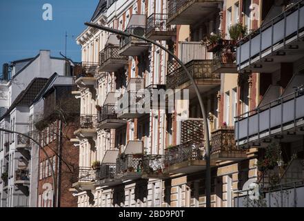 Hambourg, Allemagne. 7 avril 2020. Les façades d'immeubles d'appartements du quartier Eimsbüttel s'illuminent au soleil. Le 08.04.2020, la Bausparkasse der Sparkassen (LBS) publiera son Atlas immobilier 2020 pour Hambourg et les environs. Crédit: Daniel Bockwoldt/dpa/Alay Live News Banque D'Images