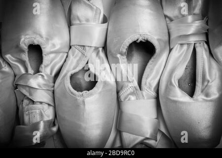 Un groupe de chaussures de ballerines ou de chaussures pointe d'occasion Banque D'Images