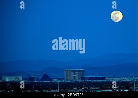 Las Vegas, Nevada, États-Unis. 7 avril 2020. La lune super rose, la plus grande superlune de l'année, s'élève au-dessus du Strip de Las Vegas le 7 avril 2020 à Las Vegas, Nevada. La lune rose a obtenu son nom parce que la pleine lune d'avril se produit en même temps que la fleur rose sauvage Phlox subulata fleurit en Amérique du Nord. Une superlune se produit lorsqu'une pleine lune coïncide avec son périgée, qui est son approche la plus proche de la Terre. Crédit: David Becker/ZUMA Wire/Alay Live News Banque D'Images