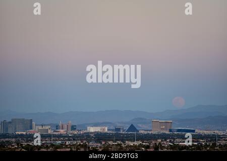 Las Vegas, Nevada, États-Unis. 7 avril 2020. La lune super rose, la plus grande superlune de l'année, s'élève au-dessus du Strip de Las Vegas le 7 avril 2020 à Las Vegas, Nevada. La lune rose a obtenu son nom parce que la pleine lune d'avril se produit en même temps que la fleur rose sauvage Phlox subulata fleurit en Amérique du Nord. Une superlune se produit lorsqu'une pleine lune coïncide avec son périgée, qui est son approche la plus proche de la Terre. Crédit: David Becker/ZUMA Wire/Alay Live News Banque D'Images