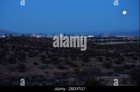 Las Vegas, Nevada, États-Unis. 7 avril 2020. La lune super rose, la plus grande superlune de l'année, s'élève au-dessus du Strip de Las Vegas le 7 avril 2020 à Las Vegas, Nevada. La lune rose a obtenu son nom parce que la pleine lune d'avril se produit en même temps que la fleur rose sauvage Phlox subulata fleurit en Amérique du Nord. Une superlune se produit lorsqu'une pleine lune coïncide avec son périgée, qui est son approche la plus proche de la Terre. Crédit: David Becker/ZUMA Wire/Alay Live News Banque D'Images