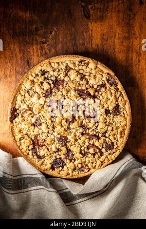 Tarte aux prunes sucrées sur table en bois. Vue de dessus. Banque D'Images