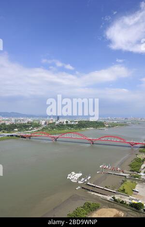 Prise de vue à angle élevé du pont de Guandu dans la ville de New Taipei à Taiwan Banque D'Images