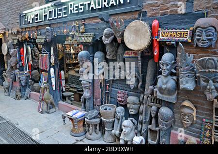 Katmandou, Népal - 5 mars 2018 : une entrée au restaurant et à la boutique de souvenirs avec des masques et des statues en bois traditionnels. Banque D'Images