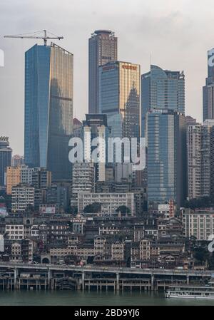 Chongqing, Chine - 22 décembre 2019 : gratte-ciel du CBD près de la grotte de Hongya dong près de la rivière Jialing Banque D'Images