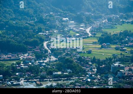 La vue de la ville de Makale vue du site de Buntu Burake.Tana Toraja situé dans le sud de Sulawesi est l'un des points forts du tourisme en Indonésie. La région Banque D'Images