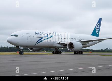 Un Boeing 777-200 ER Air New Zealand dans la salle « Pacific Wave », que la compagnie aérienne utilisait de 2006 à 2013, est un taxi qui décale la piste jusqu'à la porte Banque D'Images