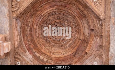 plafond à l'intérieur d'un bâtiment du complexe qutub minar à delhi Banque D'Images